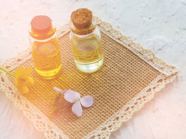 Alternatif Tıp, yağ, otlar, beyaz arka plan şişe