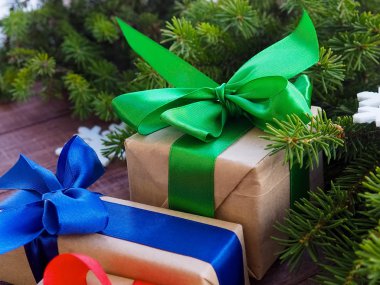 Noel hediye kutusu şeritler, yukarıdan görünüm, kopya alanı, tebrik kartı için yeni yıl, düz bir ağaç dalları yakın ahşap zemin üzerinde yatıyordu