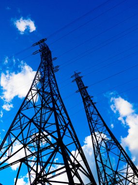 Yüksek voltaj postası. Yüksek voltajlı gökyüzü arka planı..