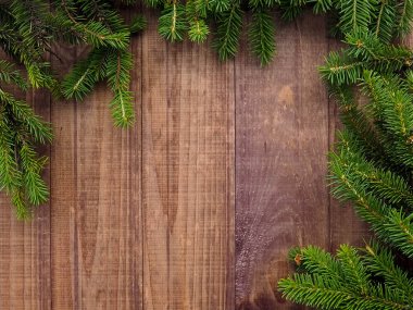 Yeni yıl ve Noel kış kartları, ahşap zemin, kopya alanı üzerine bir köşede çam dalları için formu