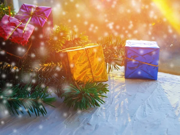 Noel hediye kutusu şeritler, yukarıdan görünüm, kopya alanı, tebrik kartı için yeni yıl, düz bir ağaç dalları yakın ahşap zemin üzerinde yatıyordu