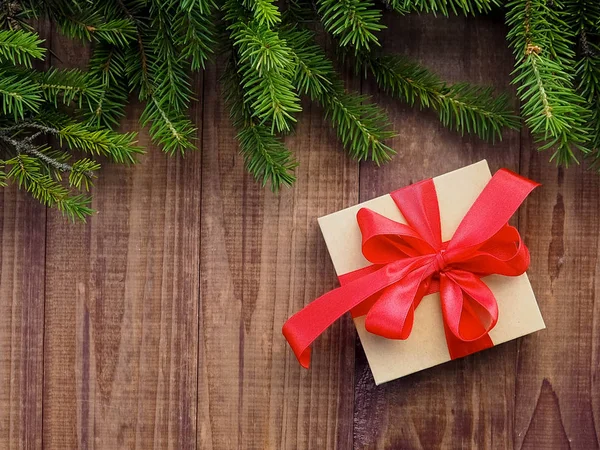 圣诞礼品盒带丝带 从上面看木质背景 靠近树枝的树 复印空间 贺卡过年 — 图库照片
