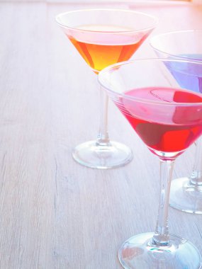 Soyut içecek. Tepsiyi içkiler. Sığ derinlik-in tarla.