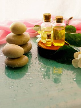 şişe aroma esans veya spa ve doğal parfüm yağı ile ahşap masa, aroma spa alternatif tedavi tıp ve meditasyon aroma kavramı için görüntü üzerinde kuru çiçek.