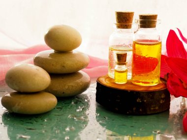 şişe aroma esans veya spa ve doğal parfüm yağı ile ahşap masa, aroma spa alternatif tedavi tıp ve meditasyon aroma kavramı için görüntü üzerinde kuru çiçek.
