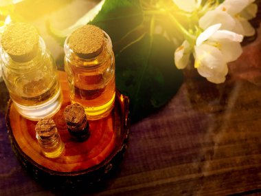 şişe aroma esans veya spa ve doğal parfüm yağı ile ahşap masa, aroma spa alternatif tedavi tıp ve meditasyon aroma kavramı için görüntü üzerinde kuru çiçek.