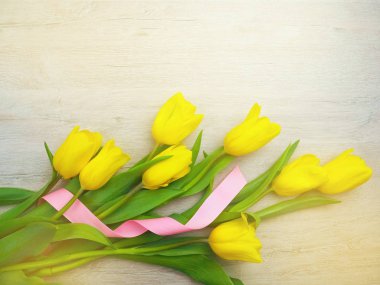 Aşk, romantizm, tebrik, kutlama kavramı - ahşap zemin üzerine Sarı laleler. bir Lale üzerinden hassas yaprakları