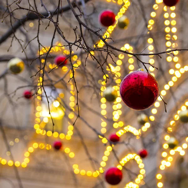 抽象的な背景でクリスマス ボール — ストック写真