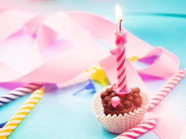 bir tek mum bir doğum, tatil, mum, mum dumanı dışarı üfle. Pembe tonu, kopya alanı