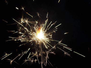 Festival arka plan, siyah bir arka plan üzerinde koyu arka planda, yeni yıl havai fişekleri ile bengal ışık kıvılcım