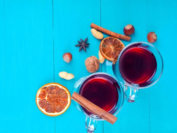 Cadre de mandarines et de brindilles d'arbre avec deux verres de vin chaud chaud chaud chaud avec des oranges et des épices. Décoration de Noël à la main sur table blanche vue d'en haut. Couché plat, vue du dessus — Photo