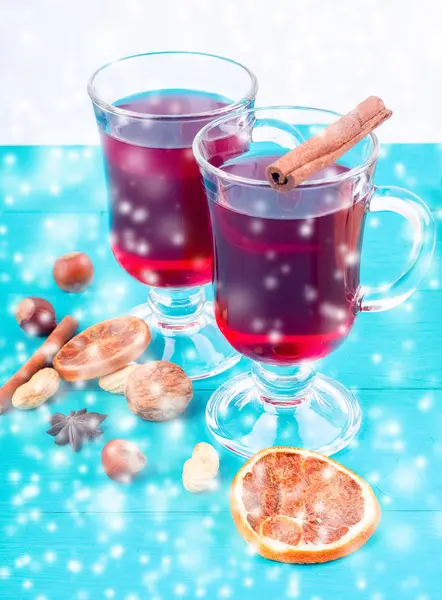Χριστουγεννιάτικο ζεστό ζεστό κρασί με κάρδαμο κανέλας και γλυκάνισο σε ξύλινο φόντο — Φωτογραφία Αρχείου