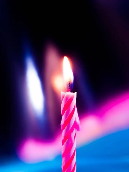 1 つの単一の蝋燭お誕生日、休日、ろうそく、キャンドルから煙を吹きます。ピンクのトーンは、コピーの領域 — ストック写真