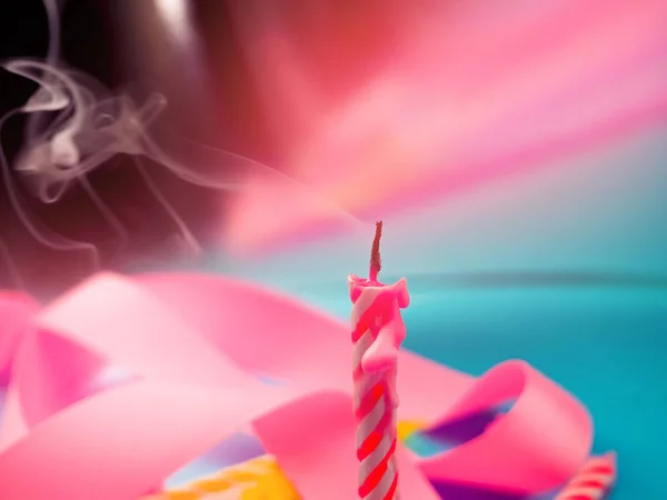 Jedna jediná svíčka na narozeniny, svátek, sfoukni svíčku, kouř od svíčky. Růžový nádech, kopie prostor — Stock fotografie