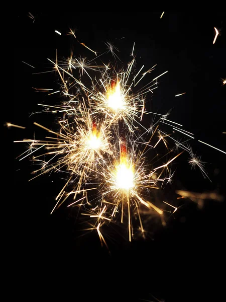 Festival arka plan, siyah bir arka plan üzerinde koyu arka planda, yeni yıl havai fişekleri ile bengal ışık kıvılcım