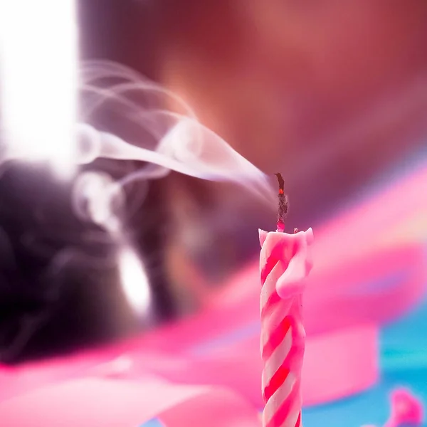 誕生日のストライプのカラフルなキャンドルは、白い背景のパーティーします。フラット レイアウト. — ストック写真