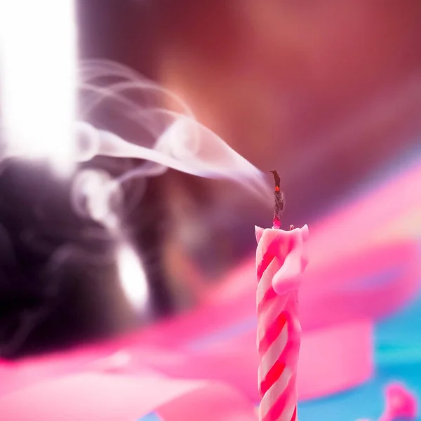 Velas coloridas listradas para festa de aniversário no fundo branco. deitado plano . — Fotografia de Stock