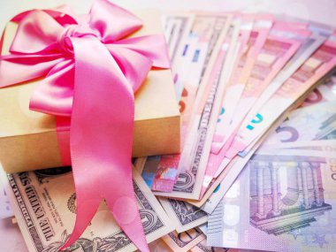 Noel ve yeni yıl olduğunu moneygift para 100 Euro banka ile geçirmek için zaman