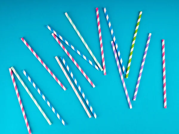 Kopya alanı pastel mavi zemin üzerine payet parti için içme. Renkli kağıt tek kullanımlık çevre dostu payet yaz kokteylleri için Üstten Görünüm.