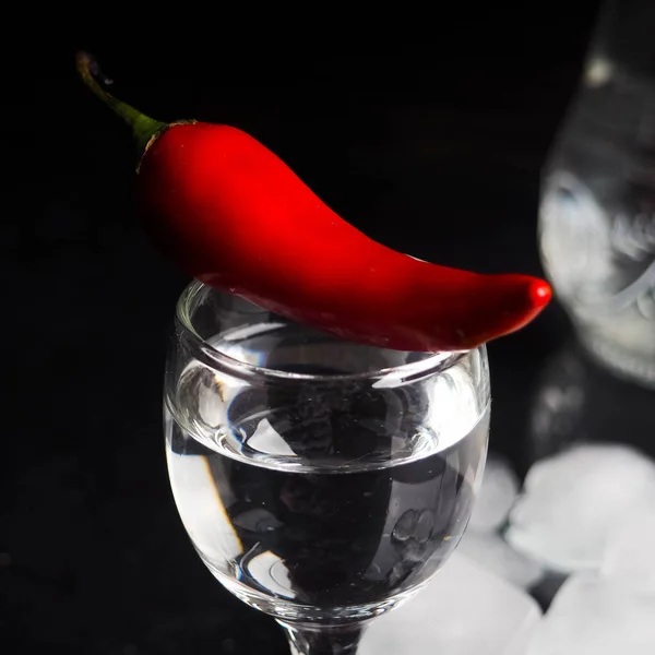 Kieliszek Wódki Napój Alkoholowy Dalej Ognia Lodu Lodu Papryka Chili — Zdjęcie stockowe