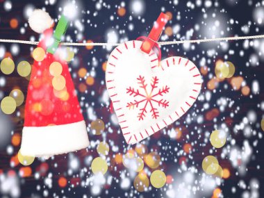 Noel süslemeleri, clothespin siyah bir arka plan üzerinde kırmızı ve beyaz Kalpler