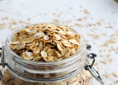 Bir cam kavanoz dökülen tane, sağlıklı gıda, metin için yer kavramını koptu