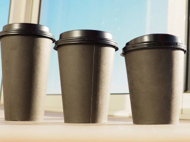 Üç kağıt bardak kahve