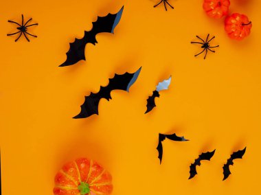 Cadılar Bayramı, örümcek ağları, yarasalar turuncu arka planda, kurulum için hazır kavramı