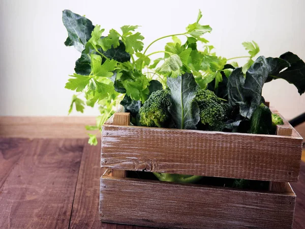 Verduras Verdes Frescas Dieta Concepto Comida Saludable Una Caja Sobre —  Fotos de Stock