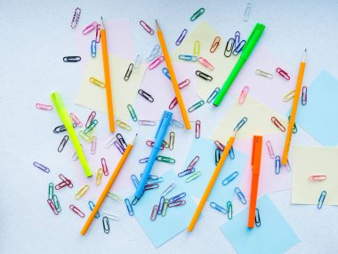 bir sürü kağıt notları ve kağıt klipleri arka plan, düz olarak yatıyordu