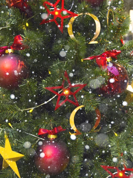 Χριστούγεννα παιχνίδια, πέταλο για το χριστουγεννιάτικο δέντρο ως φόντο, με χιόνι, Χριστουγεννιάτικη κάρτα — Φωτογραφία Αρχείου