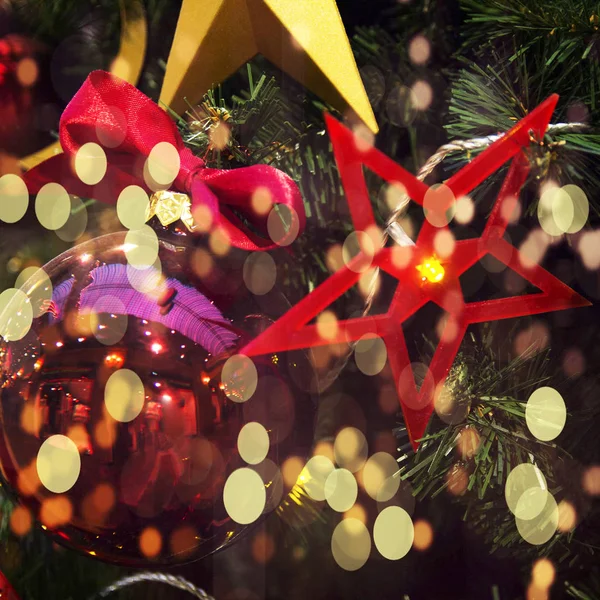 Різдвяні іграшки, підкова на ялинці як фон, зі снігом, різдвяна листівка — стокове фото