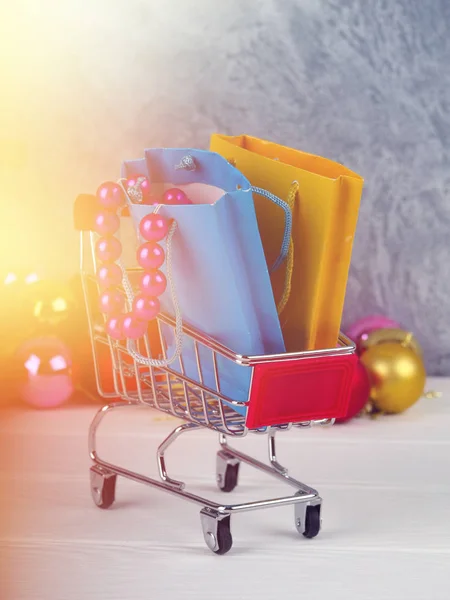 Descuento de Navidad, carrito de compras lleno de regalos de Navidad, carrito de compras con cajas de regalo — Foto de Stock