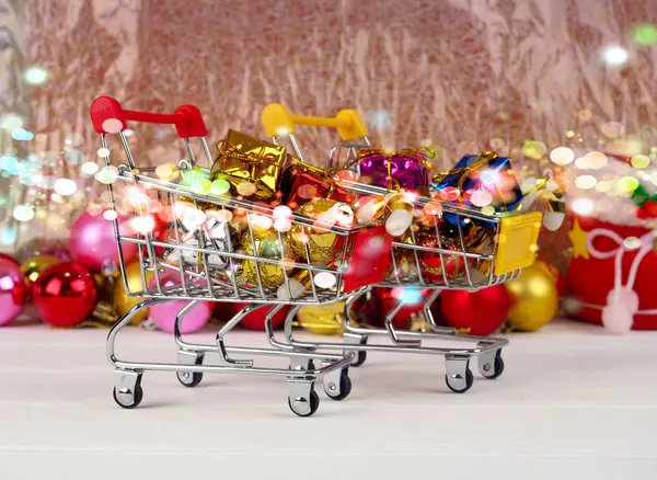 Χριστούγεννα έκπτωση, μικρό καλάθι γεμάτο δώρα Χριστουγέννων, ψώνια άμαξα με κουτιά δώρων — Φωτογραφία Αρχείου