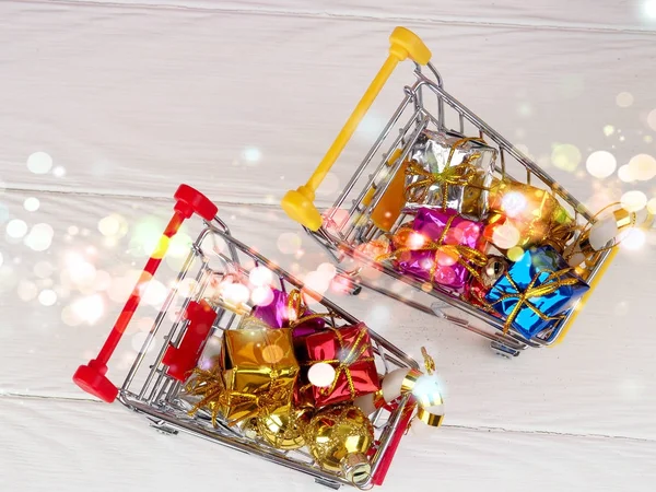 Jul rabatt, lite kundvagn full av julklappar, Shopping vagn med presentaskar — Stockfoto