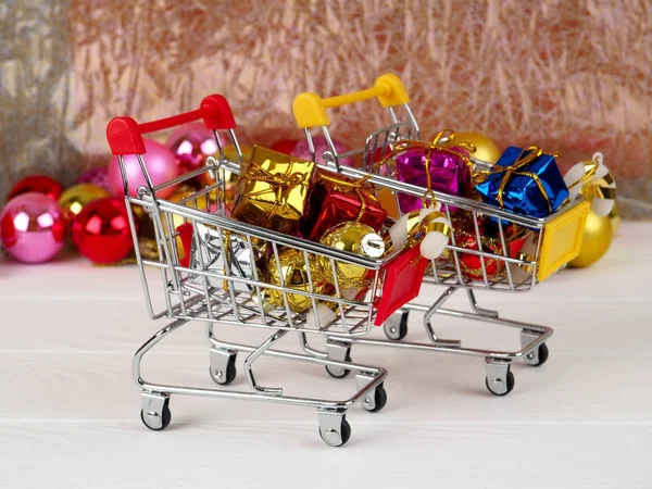 Descuento de Navidad, carrito de compras lleno de regalos de Navidad, carrito de compras con cajas de regalo — Foto de Stock