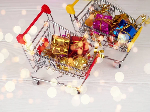 Jul rabatt, lite kundvagn full av julklappar, Shopping vagn med presentaskar — Stockfoto