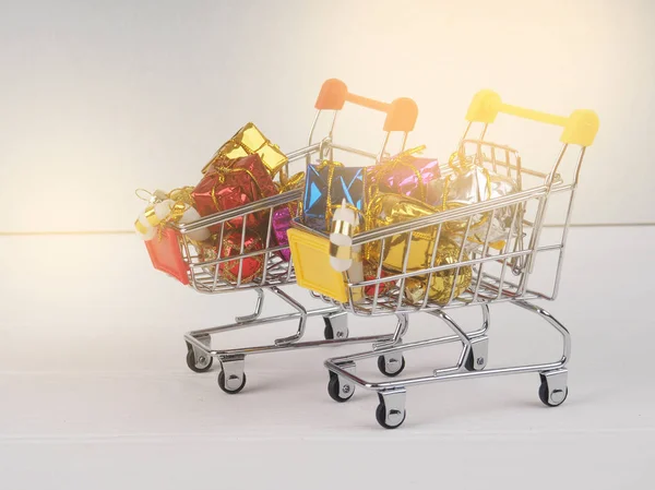 Desconto de Natal, carrinho de compras pequeno cheio de presentes de Natal, carrinho de compras com caixas de presente — Fotografia de Stock