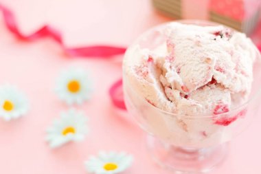 dondurma marshmallow, çiçek, pembe tatlılar yanında bir fincan