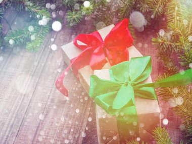 Noel hediye kutusu ahşap zemin, sürü Noel hediye süslemeleri ile üzerine kırmızı kurdele ile