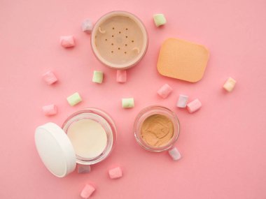 kapatıcı, toz, pembe bir arka plan üzerinde göz farı, güzellik ve makyaj kavramı