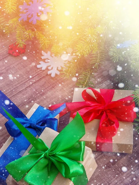 圣诞礼品盒与红丝带在木质背景 许多圣诞礼物与装饰品 — 图库照片