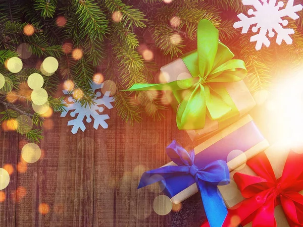 圣诞礼品盒与红丝带在木质背景 许多圣诞礼物与装饰品 — 图库照片