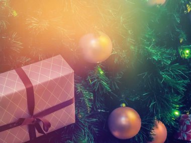 Noel hediye kutusu. önünde şenlikli bir arka plan sunar.