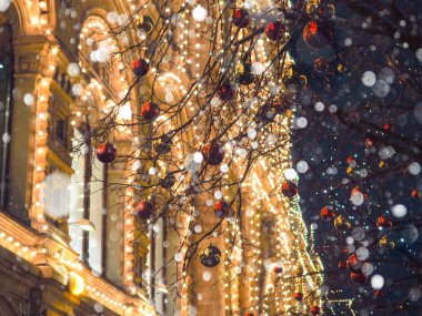 Şehrin, parlak kırmızı ve sarı top ağacıyla sokaklarda Festival Aydınlatmaları.