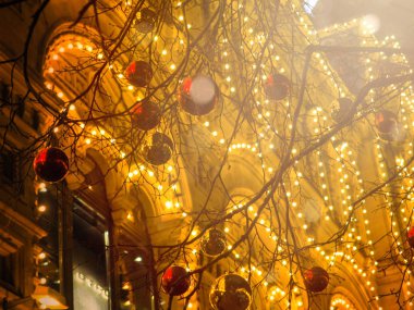 Şehrin, parlak kırmızı ve sarı top ağacıyla sokaklarda Festival Aydınlatmaları.