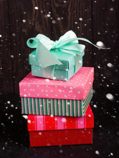 De doos van de gift van Kerstmis. cadeautjes voor een feestelijke achtergrond. — Stockfoto