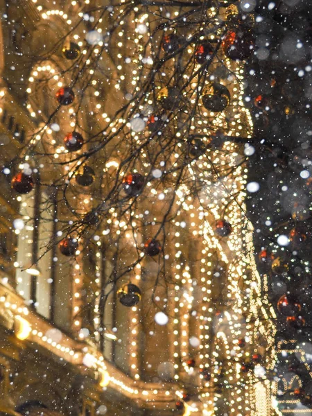 Slavnostní osvětlení v ulicích města, strom s jasně červenými a žlutými míčky. — Stock fotografie