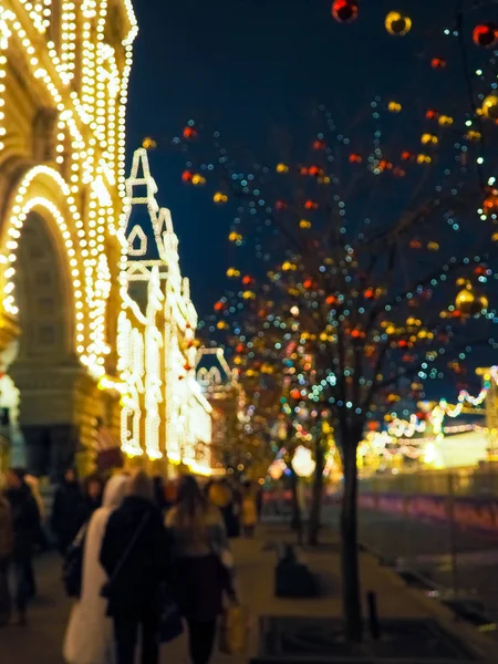 Illuminations festives dans les rues de la ville, Arbre aux boules rouge vif et jaune . — Photo