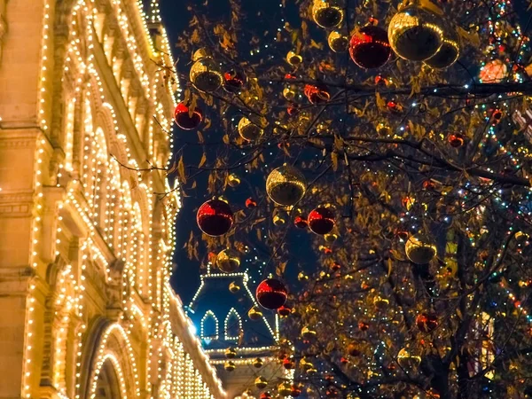 Iluminações festivas nas ruas da cidade, Árvore com bolas vermelhas e amarelas brilhantes . — Fotografia de Stock